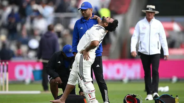 मैनचेस्टर टेस्ट में बल्लेबाजी के दौरान चोट लगने के बाद दर्द से कराहते ऋषभ पंत 