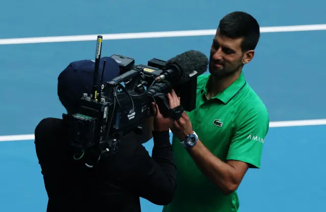 ђоковић се потписује на камеру