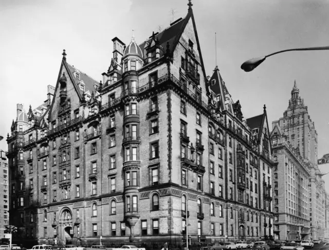 Foto em preto e branco de edifício rebuscado