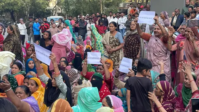 सरकारी नोटिस मिलने पर घरों में रहने वालों ने वैकल्पिक आवास की मांग की