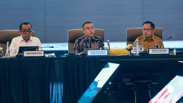 Wakil Ketua DPR Sufmi Dasco Ahmad (tengah) bersama Menteri Koordinator Bidang Pembangunan Manusia dan Kebudayaan Pratikno (kiri) dan Menteri Dalam Negeri sekaligus Ketua Satgas Tito Karnavian (kanan) memimpin rapat koordinasi Pemulihan Pascabencana Sumatera.