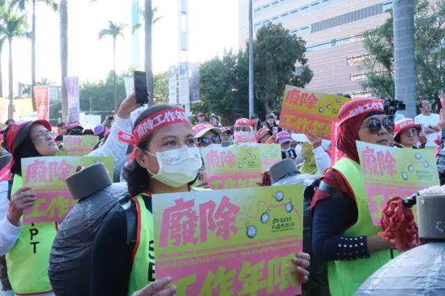 外籍移工長年抗議台灣不公平勞動與強迫勞動,2025年參與遊行的移工與聲援團體超過百人。