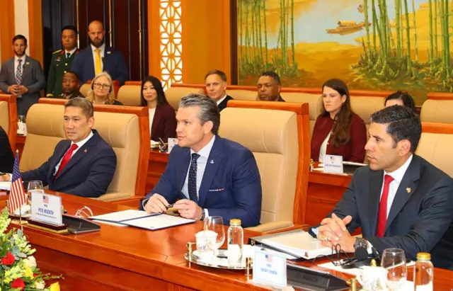 Thứ trưởng Hải quân Hùng Cao (trái, hàng ghế đầu) ngồi cạnh Bộ trưởng Quốc phòng Pete Hegseth (giữa) trong cuộc hội đàm giữa Bộ Quốc phòng Việt Nam và Bộ Quốc phòng Mỹ ở Hà Nội vào tháng 11/2025
