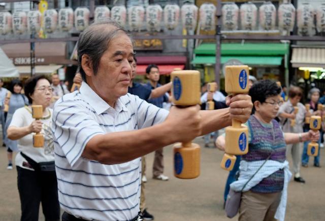 Ancianos ejercitándose en Japón. 