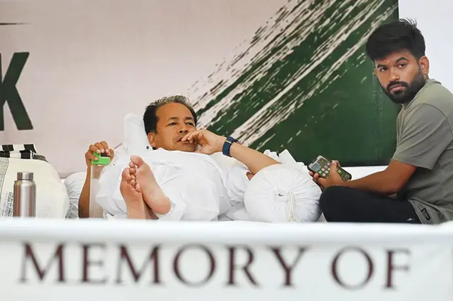 ஜூன் 28ஆம் தேதியன்று கல்வியாளரும் சமூக ஆர்வலருமான சோனம் வாங்சுக், சிஜேபி-யுடன் இணைந்து ஜந்தர் மந்தரில் காலவரையற்ற உண்ணாவிரதப் போராட்டத்தைத் தொடங்கினார்