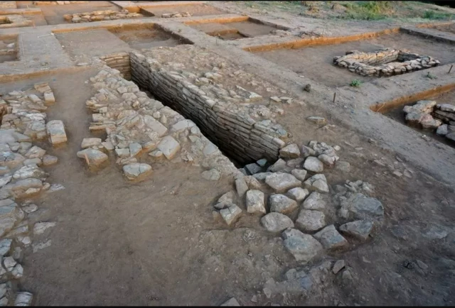 ஆரம்ப கால இந்தியர்களின் கூட்டு கல்லறைத் தளத்தின் மர்மங்கள்