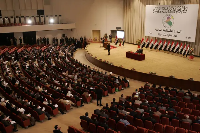 نمایندگان طرفداران مقتدی صدر از پارلمان استعفا کردهاند، اما این پارلمان از نظر قانونی هنوز میتواند به کارش ادامه دهد و کابینه را تشکیل دهد