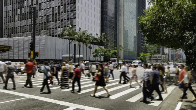 Dezenasjogos de aposta que paga no cadastropedestres atravessando a Avenida Paulista