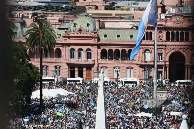Milei en la Casa Rosada, frente a la Plaza de Mayo, el día de su asunción 
