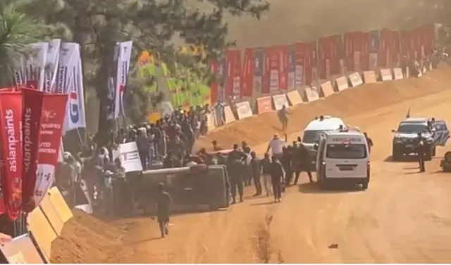 දියතලාව, නරියා කන්ද හිදී පැවති "Fox Hill Supercross 2024" මෝටර් රථ ධාවන තරගය අතර වාරයේදී අද ( අප්‍රේල් මස 21 වෙනිදා) සිදුවූ අනතුරකින් පුද්ගලයින් 07 දෙනෙකු ජීවිතක්ෂයට පත්ව තවත් පුද්ගලයින් 20 දෙනෙකු තුවාල ලැබීය.