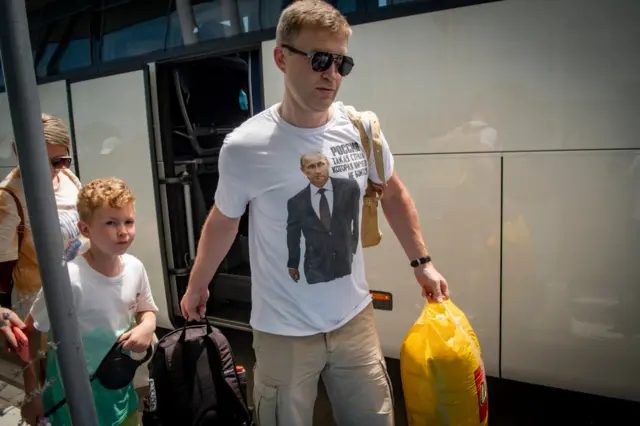 співробітники російського посольства