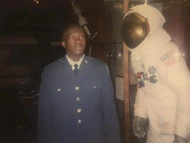 Malanga s'est présenté comme un cadet Junior ROTC de l'armée de l'air américaine.