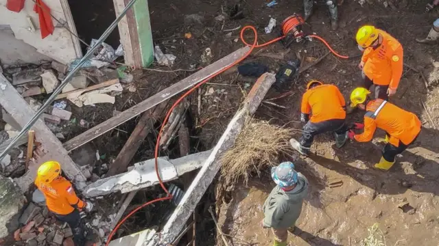 सुमात्रामा बाढीग्रस्त स्थानमा उद्धारकर्ताहरू 