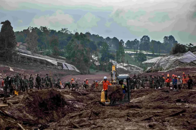 Tim SAR gabungan dibantu dengan alat berat melakukan pencarian korban bencana tanah longsor di Desa Pasirlangu, Cisarua, Kabupaten Bandung Barat, Jawa Barat, Senin (26/1/2026). Berdasarkan data tim Disaster Victim Identification (DVI) Polda Jawa Barat hingga Senin (26/1) pukul 16.57 WIB, jumlah korban bencana tanah longsor yang berhasil ditemukan sebanyak 34 jenazah dan 20 diantaranya telah berhasil diidentifikasi. 