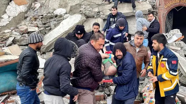 তুরস্ক এবং সিরিয়ার বিভিন্ন জায়গায় এভাবেই বিপন্ন মানুষকে উদ্ধারের প্রচেষ্টা চলছে। 