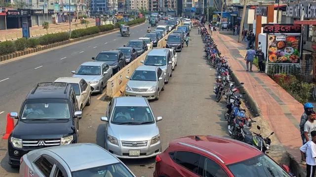 যানবাহনের এমন লাইন সারাদেশেই দেখা যাচ্ছে 