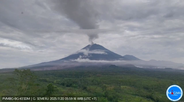 Gunung semeru masih menampakkan kabut pascaerupsi.
