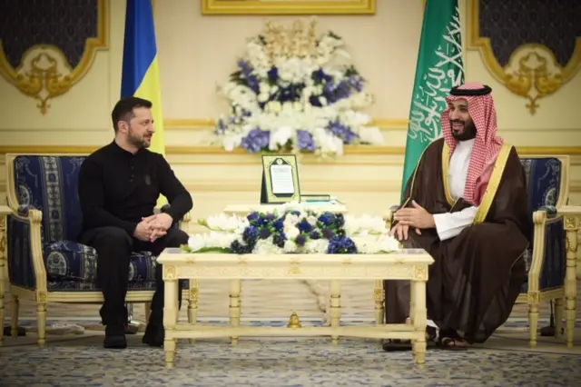 Президент України Володимир Зеленський на зустрічі зі спадкоємним принцом і прем'єр-міністром Саудівської Аравії Мохаммедом бін Салманом у Джидді, 11 березня 2025 року