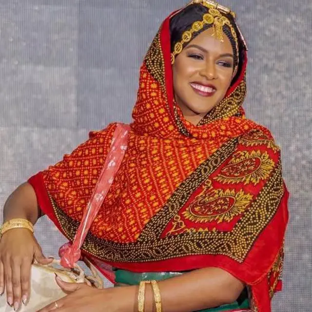 ስድራቤታ፡ ካብ ጽባቐ መልክዓ ዝተላዕለ'ውን፡ 'ጀዌት' - ብቋንቋ ብሌን ንጽባቐ ጓል ሄዋን ብዝወሃብ ናይ ቅብጥሮት ስም እናጸውዑ ድማ ኣዕቢዮማ። 