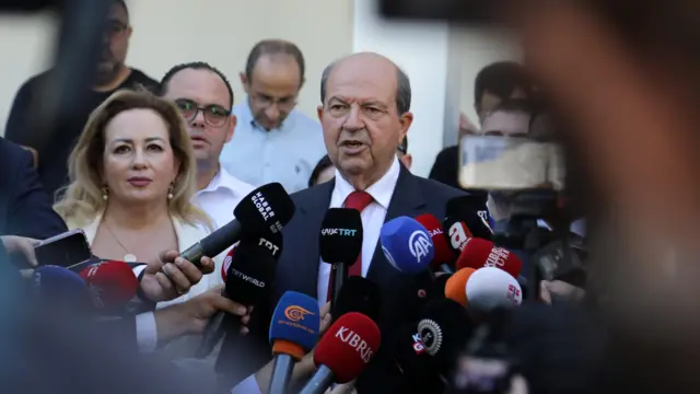 Ersin Tatar yanında eşi Sibel Tatar ile basın açıklaması yapıyor.