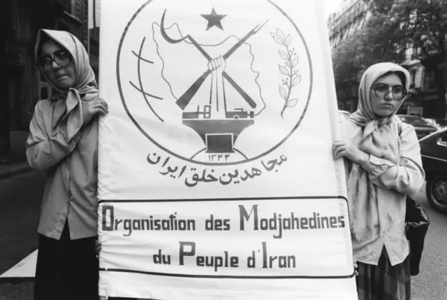 زنانی از سازمان مجاهدین خلق ایران در ۲۰ ژوئن ۱۹۸۴ علیه حکومت اسلامی آیتالله خمینی تظاهرات میکنند.