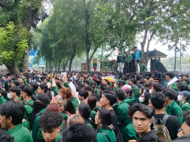 Ratusan mahasiswa Universitas Sumatera Utara menggelar demonstrasi di depan gedung DPRD Sumatera Utara, Kota Medan, Senin (15/06).