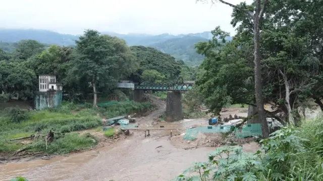 මහනුවර කළු පාලම අසළ ඉදිකිරීම් යළි ආරම්භ වී ඇත