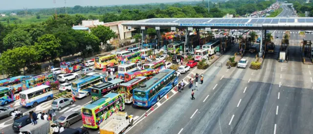 த.வெ.க மாநாடு: வெப்பம், குடிநீர் தட்டுப்பாட்டால் மக்கள் அவதியா? என்ன நடக்கிறது?