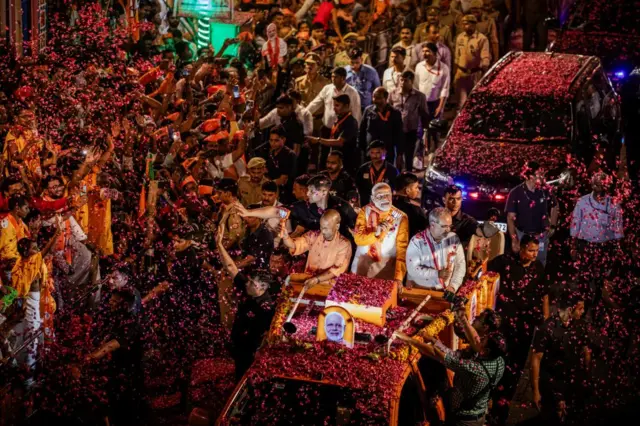 নিজের সংসদীয় কেন্দ্র বারাণসীতে প্রধানমন্ত্রী মোদীর রোড শো