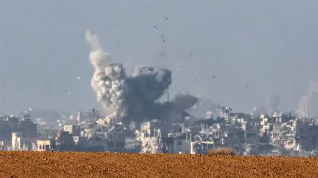 أعمدة الدخان تتصاعد جراء قصف إسرائيلي لمناطق سكنية في قطاع غزة