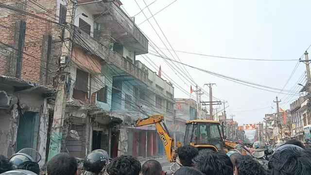 वीरगन्जको मुख्य सडकका संरचनामा डोजर चलाउँदाको दृश्य 