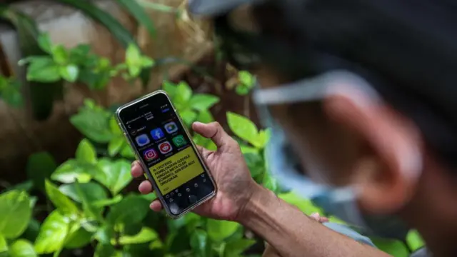 Foto Ilustrasi. Seseorang menggunakan telepon genggam untuk membuka aplikasi sosial media.