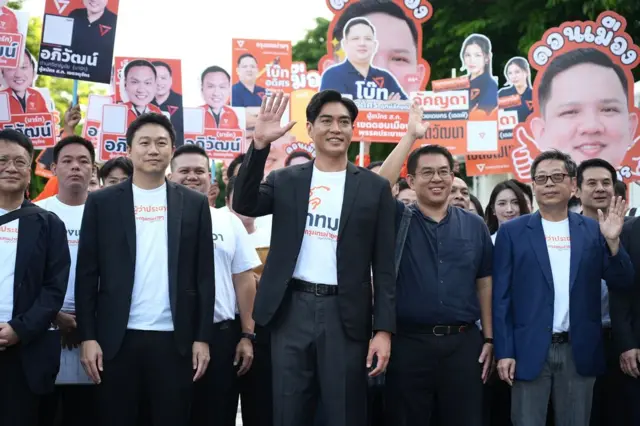 ดร.ชัยวัฒน์ สถาวรวิจิตร ว่าที่ผู้สมัครผู้ว่าฯ กทม. พร้อมทีมว่าที่ผู้สมัคร ส.ก. เดินทางถึงที่รับสมัครเมื่อช่วงเช้าที่ผ่านมา