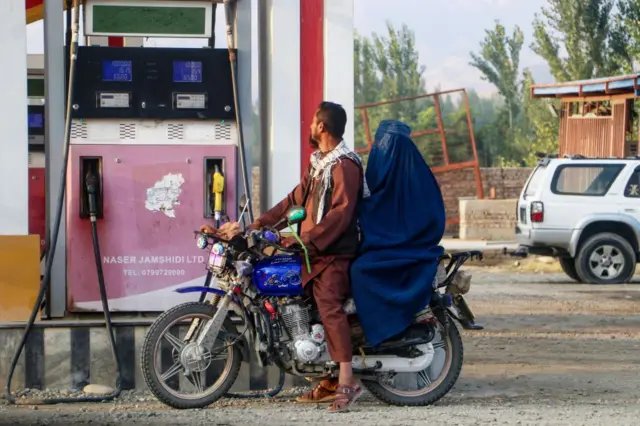 یک زن و مرد سوار بر موتورسیکلت در ولایت بدخشان