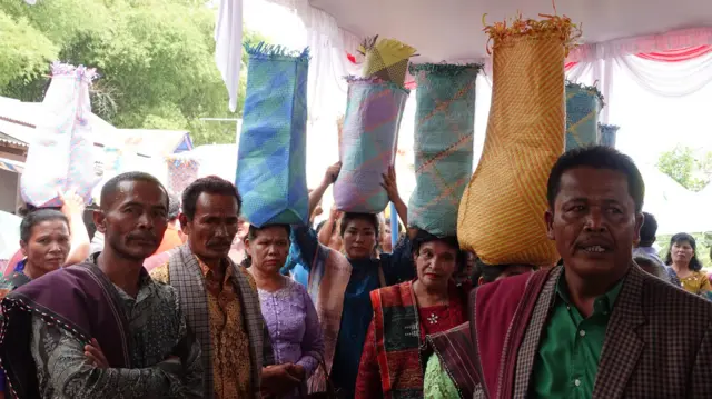 Pesta mangongkal holi.