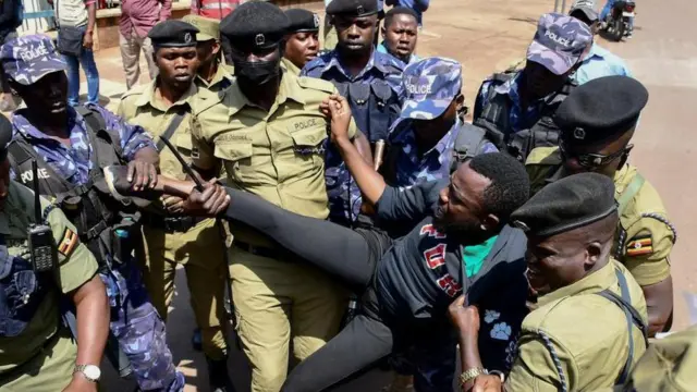 A birnin Kampala na kasar Uganda, jami'an 'yan sanda suka kama wani dan gwagwarmaya