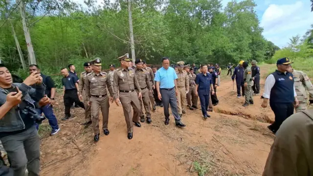 นายอนุทิน ชาญวีรกูล นายกรัฐมนตรี เดินทางไปที่ จ.ชลบุรี ติดตามคดีสะเทือนขวัญ จุดที่แก๊งอาชญากรสังหาร 2 พี่น้องชาวรัสเซีย และ 3 พ่อแม่ลูกชาวไทย พื้นที่จังหวัดชลบุรี โดยมี พล.ต.อ.กิตติ์รัฐ พันธุ์เพ็ชร์ ผู้บัญชาการตำรวจแห่งชาติ (ผบ.ตร.)