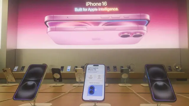 iPhone 16 display