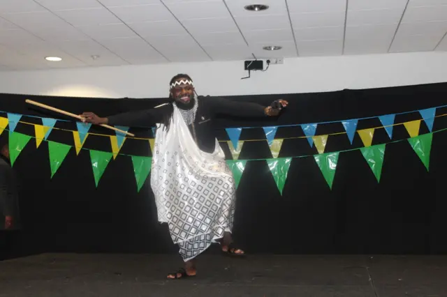 Lionel Sentore yari yahishikiye gutamana n'abanyarwanda baba mu Bwongereza