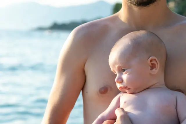 Un hombre sostiene a su bebé