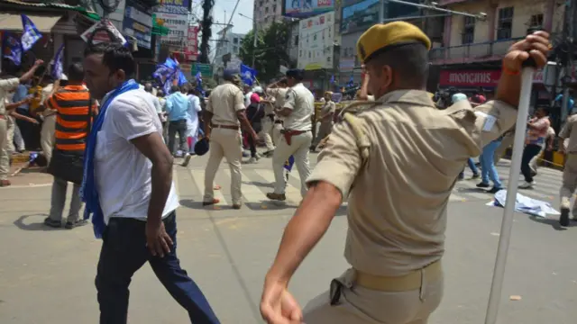 पटना में प्रदर्शनकारियों पर पुलिस ने बरसाई लाठियां