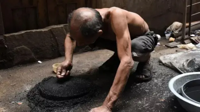 गटारात हिरे शोधताना