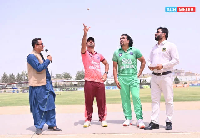 د پچې یا شېر خط په پړاو کې د لوبې مبصر له لوبډلمشرانو سره مرکو ته په تمه وي