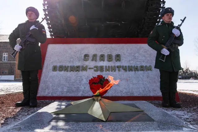 Два военных несут караул у вечного огня в Гюмри.