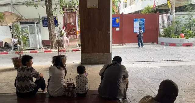 Người thăm tù trước cổng Trung tâm Giam giữ Người nhập cư (IDC)