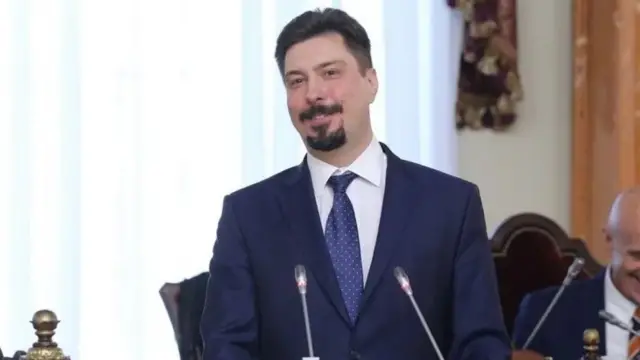 Всеволод Князєв у синьому піджаку з краваткою