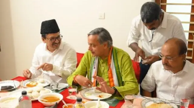 आईयूएमएल के राज्य अध्यक्ष पनक्कल सादिक अली साहिब थांगल के साथ शशि थरूर