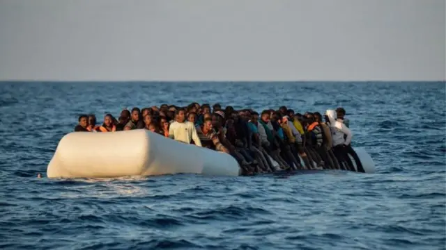 Bote lotado, com dezenasimigrantes