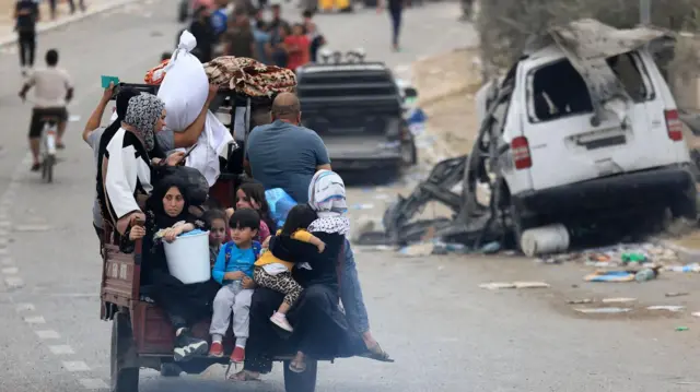 أسرة من النازحين