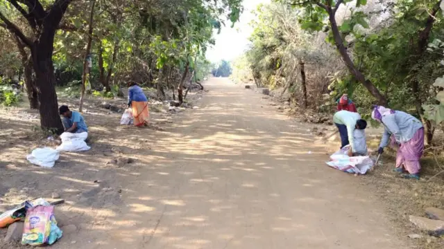 લીલી પરિક્રમા પૂર્ણ થયા બાદ સફાઈ કરતા કર્મચારીઓ